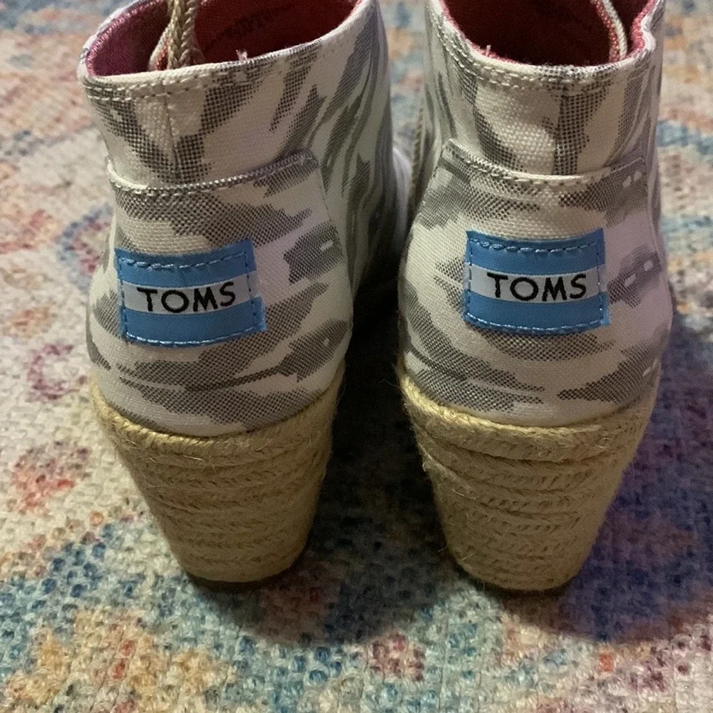 2‎ pairs TOMS Wedge Desert Natural Linen & Gray Ikat BOOTIES
